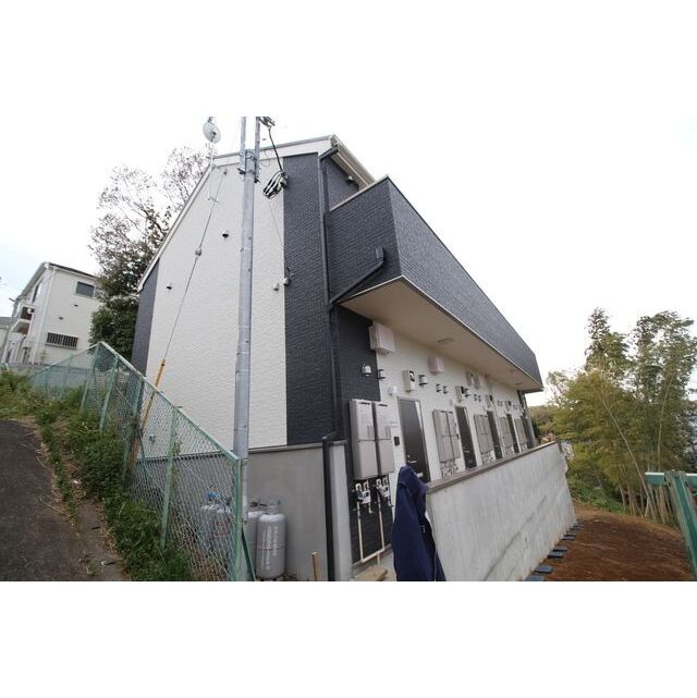 あざみ野駅より徒歩13分 築6年9ヶ月 2階建の賃貸物件