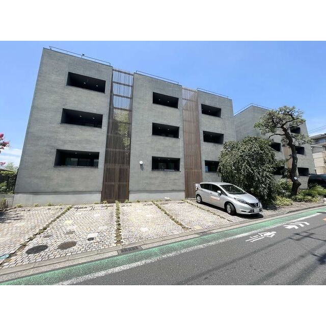 喜多見駅より徒歩11分 築9年5ヶ月 3階建の賃貸物件