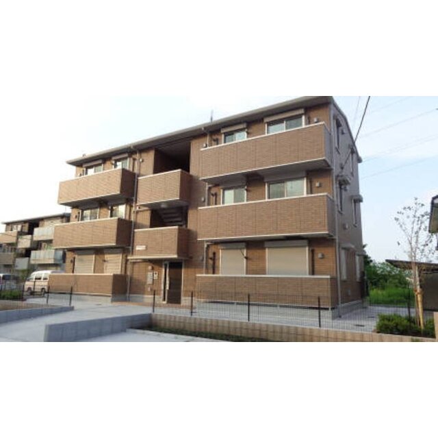 八潮駅より徒歩21分 築11年8ヶ月 3階建の賃貸物件