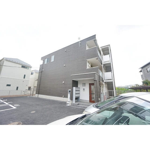 市が尾駅より徒歩9分 築6年8ヶ月 3階建の賃貸物件