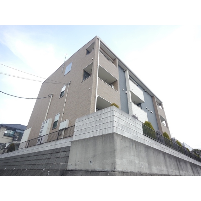 京王堀之内駅より徒歩16分 築14年9ヶ月 3階建の賃貸物件