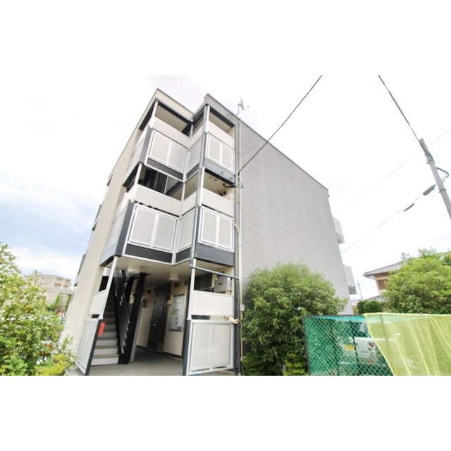 平塚駅よりバス13分 徒歩5分 築16年2ヶ月 3階建の賃貸物件