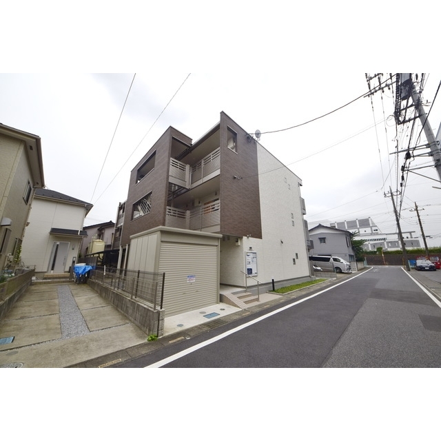 南鳩ヶ谷駅より徒歩15分 築7年8ヶ月 3階建の賃貸物件