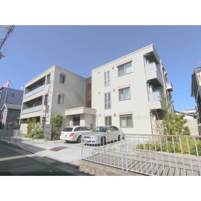 茨木市駅より徒歩8分 築10年4ヶ月 3階建の賃貸物件