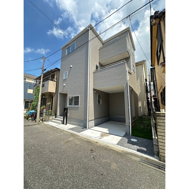 せんげん台駅より徒歩13分 築1年6ヶ月 3階建の賃貸物件