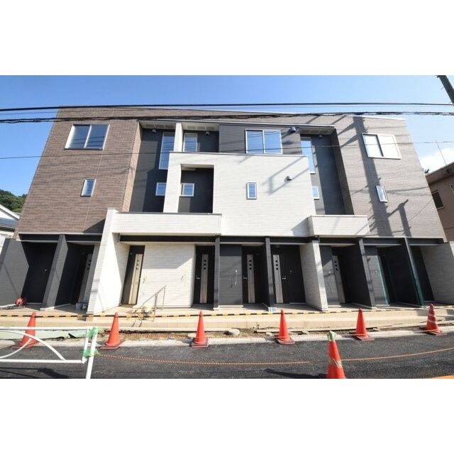 高尾駅より徒歩12分 築8年1ヶ月 3階建の賃貸物件