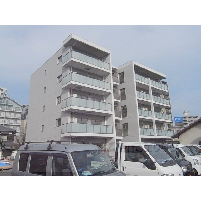 高槻駅より徒歩2分 築4年9ヶ月 5階建の賃貸物件