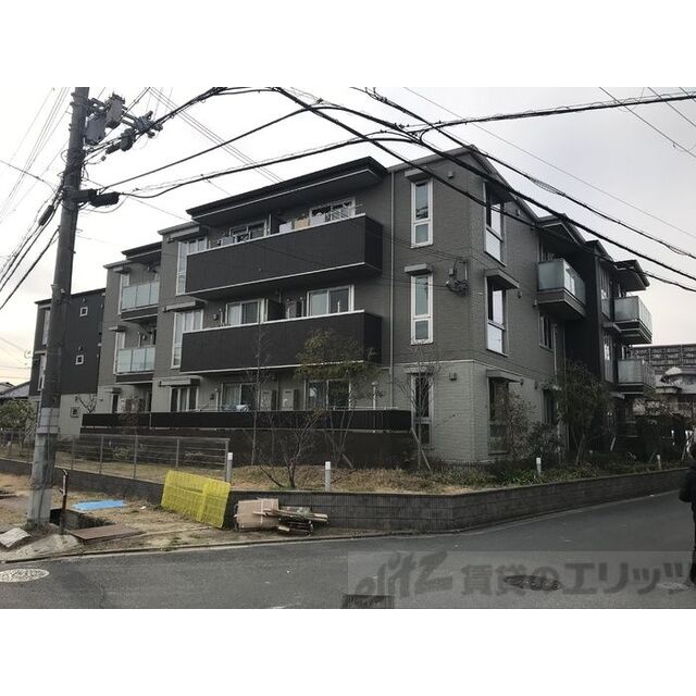 万博記念公園駅より徒歩11分 築12年2ヶ月 3階建の賃貸物件