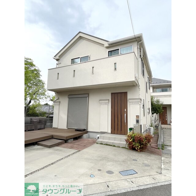 鶴川駅より徒歩15分 築8年11ヶ月 2階建の賃貸物件