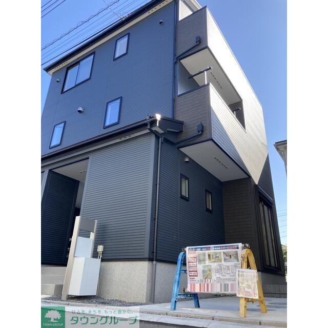 三郷駅より徒歩13分 築1年10ヶ月 3階建の賃貸物件