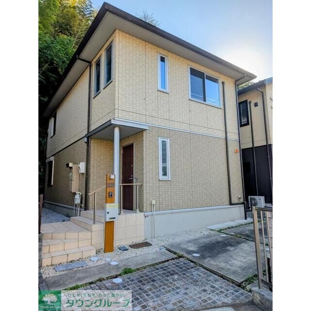 新横浜駅より徒歩4分 築8年5ヶ月 2階建の賃貸物件