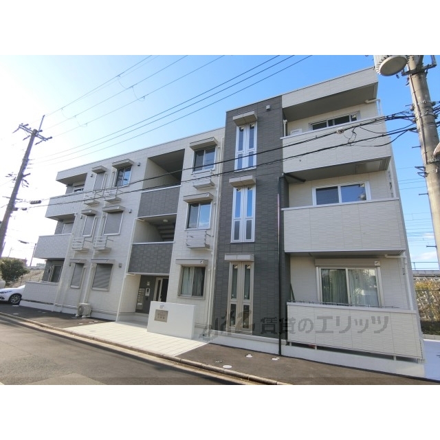 ＪＲ総持寺駅より徒歩18分 築6年3ヶ月 3階建の賃貸物件