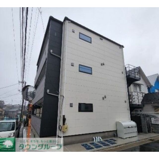 秋山駅より徒歩15分 築1年7ヶ月 3階建の賃貸物件