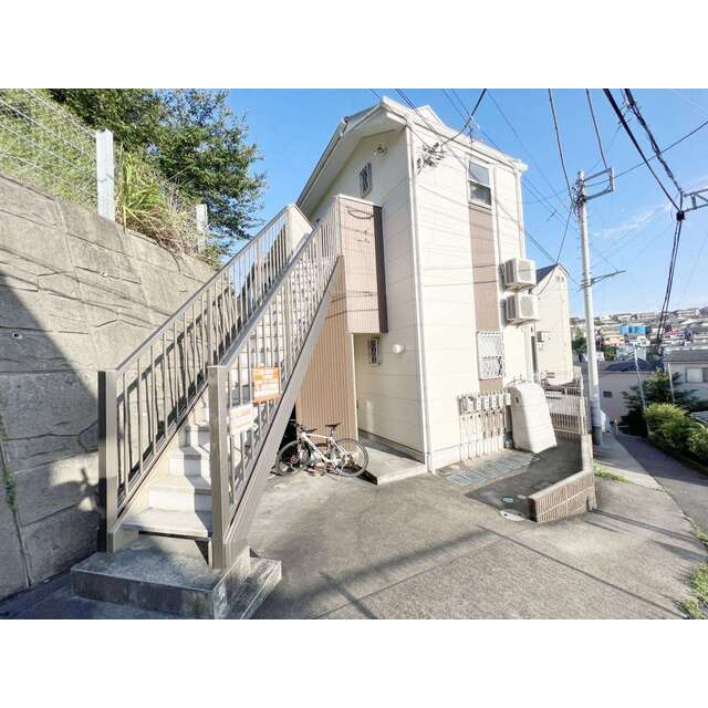 京急富岡駅より徒歩3分 築15年9ヶ月 2階建の賃貸物件