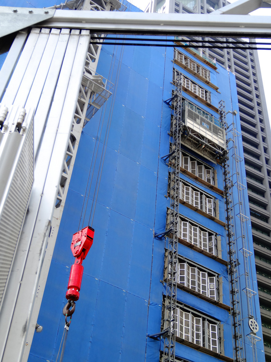 建設中の建物にかかるシートはなぜ青いのか Yahoo 不動産おうちマガジン 建設中の建物にかかるシートはなぜ青いのか Yahoo 不動産おうちマガジン