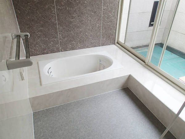 浴室の壁をパネルで模様替え Diyとリフォームの違いとは Yahoo 不動産おうちマガジン