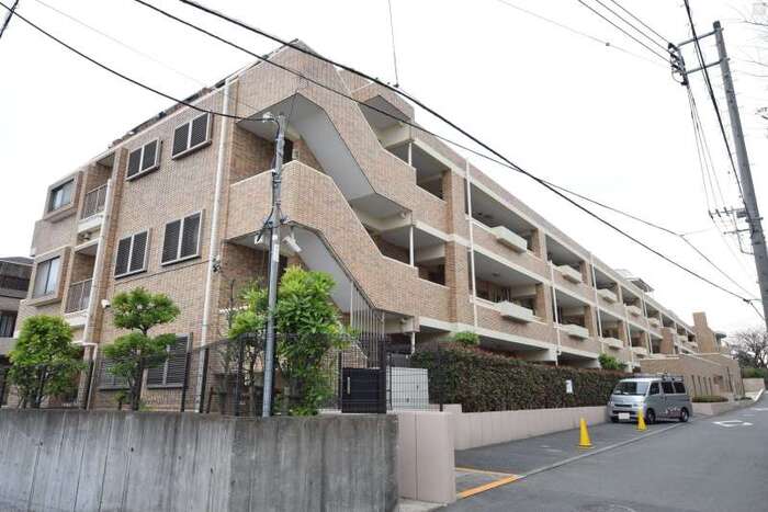 アトラス東白楽 ヒルサイドフラッツ 神奈川県横浜市神奈川区立町 の売買情報 Yahoo 不動産のおうちダイレクト 売り出し物件情報や中古マンションの推定成約価格推移
