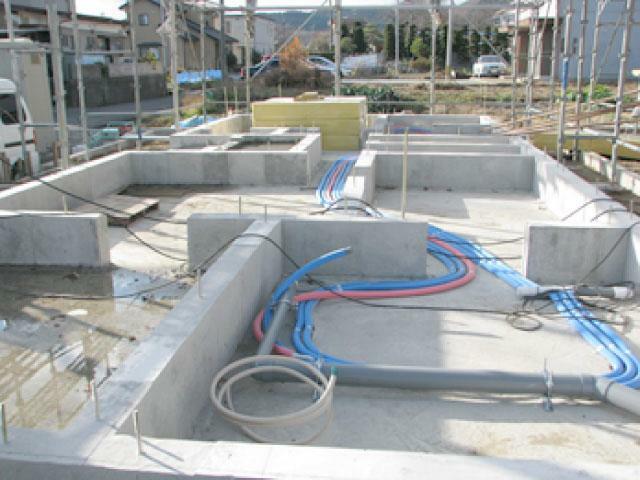ベタ基礎工法・特徴<BR/><BR/>家の荷重を面で支えるベタ基礎工法は、地震にもつよく、さらには地面から上がってくる湿気を防ぐ他、シロアリの侵入も防ぐ工法です。