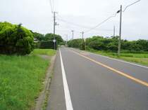前面道路、左が土地