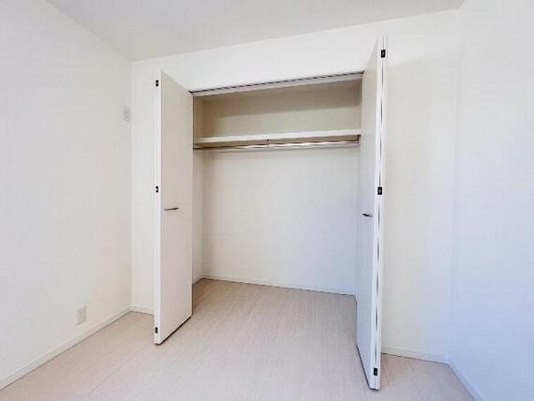 収納 クローゼット完備で、お部屋の生活スペースが有効的に使えますね。