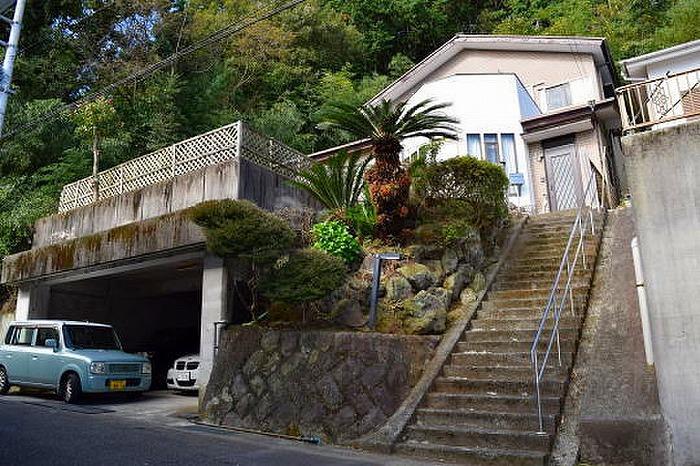 駐車場 ガレージと玄関までの階段