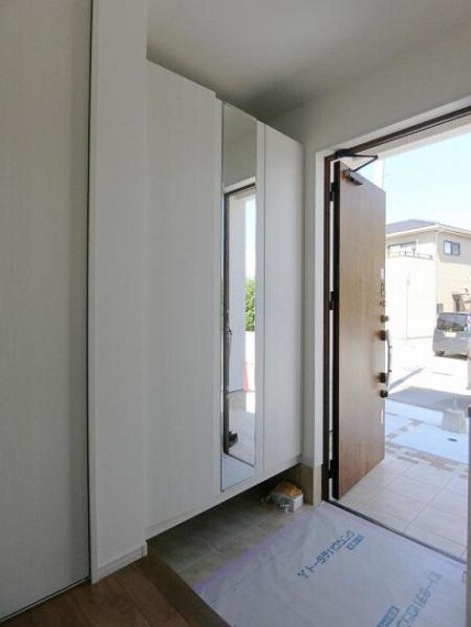 玄関 5・60足程収納できる下駄箱は鏡付きでお出かけ前の身だしなみチェックもできます。