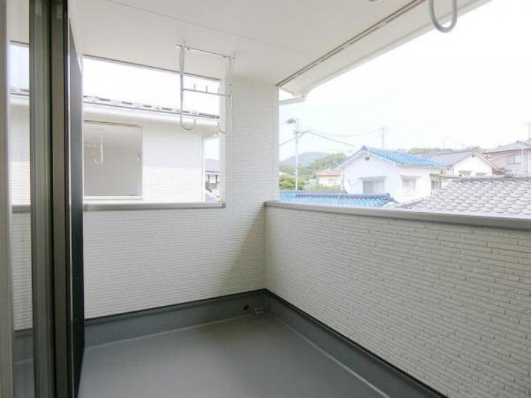 バルコニー 広めで屋根付きなので、洗濯物が多い時や、天気の悪い日でもお母さんの味方になってくれるバルコニーです。