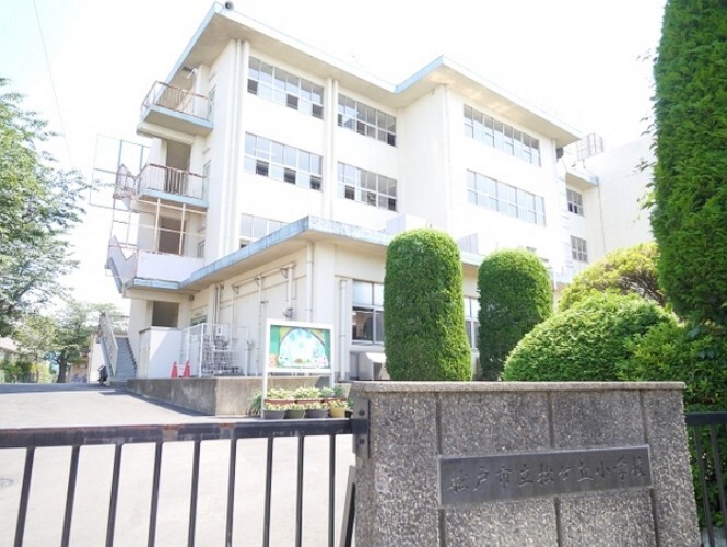 小学校 松戸市立松ケ丘小学校 幼稚園・小学校まで近いので子育て世代に最適です。