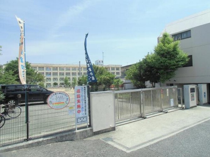 小学校 神戸市立朝霧小学校!住宅に囲まれた場所にあり、落ち着いた環境で勉強ができますね!地域の方々が登下校時、ボランティアで通学路に立ち、あいさつをしながら子どもたちの見守り活動をしており、通学時も安心ですね!
