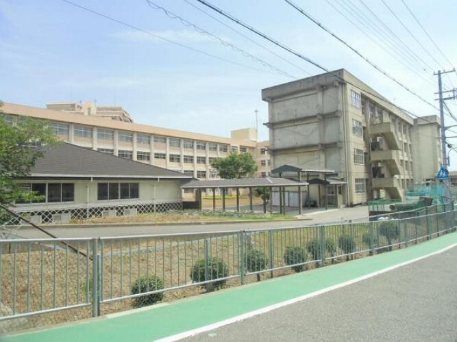中学校 神戸市立朝霧中学校!テスト前に、自由参加で学年ごとに質問会が行われており、学習環境が整っていますね!体育館の他に、武道場も完備されております!給食がスタートしたので、朝の忙しい時間も有意義に使えますね!