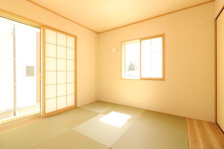 同仕様写真(内観) 和室があると、つい寝転がりたくなりますよね。新しい畳はやっぱり気持ちいいものです。(参考例です)