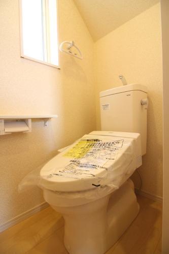 同仕様写真(内観) 1階2階にトイレがあり、両方ともウォシュレットです。これは嬉しいですよね!(参考例です)
