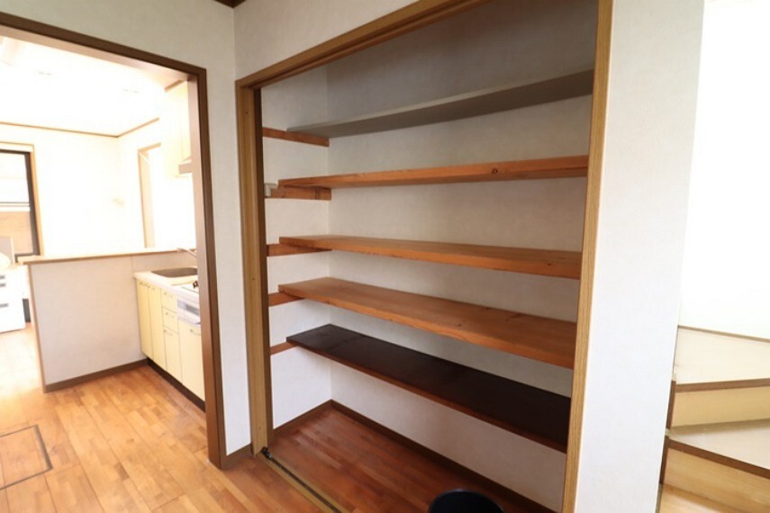 収納 玄関ドアは両開きなので大きな荷物を運ぶのにも便利です