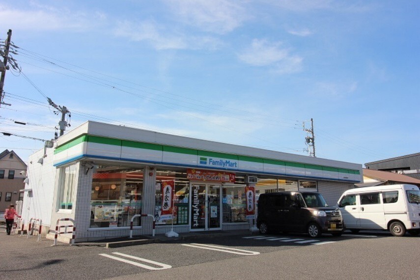 コンビニ ファミリーマート知多岡田店