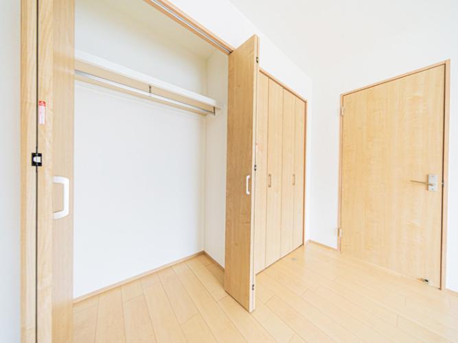 収納 クローゼットが2つ並んだ大型収納付き