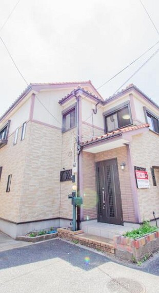 現況写真 都市のお洒落な街並みに立地する、スケールの大きい邸宅。現地見学を歓迎いたします。