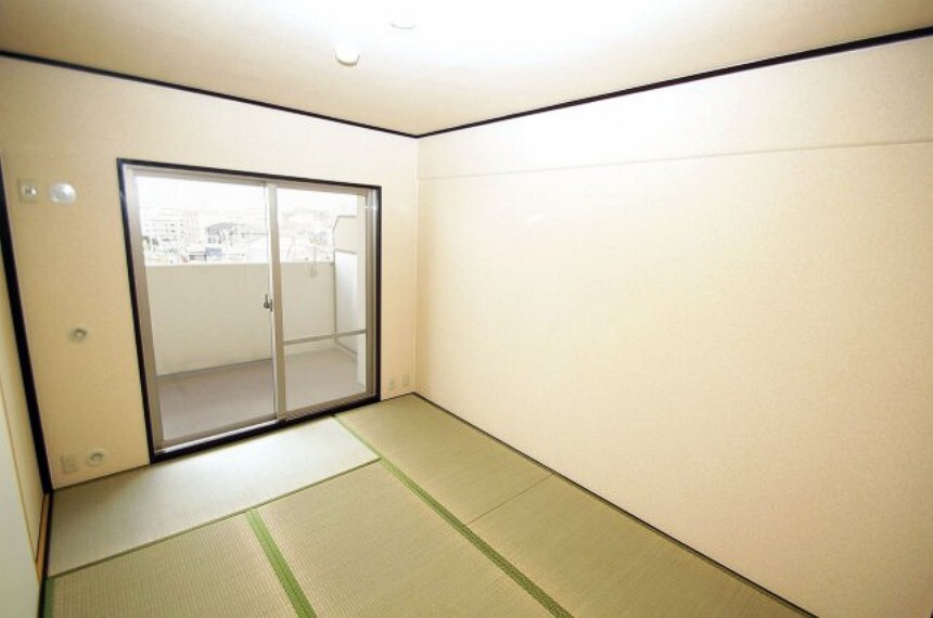 和室 6帖和室。壁と天井のクロスや襖を張り替え、畳表替えをしました。