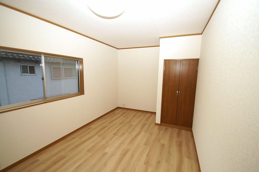 洋室 洋室7帖。南東向きで、陽が入りやすい明るいお部屋です。クロスや床のクッションフロアは張替え済みです。