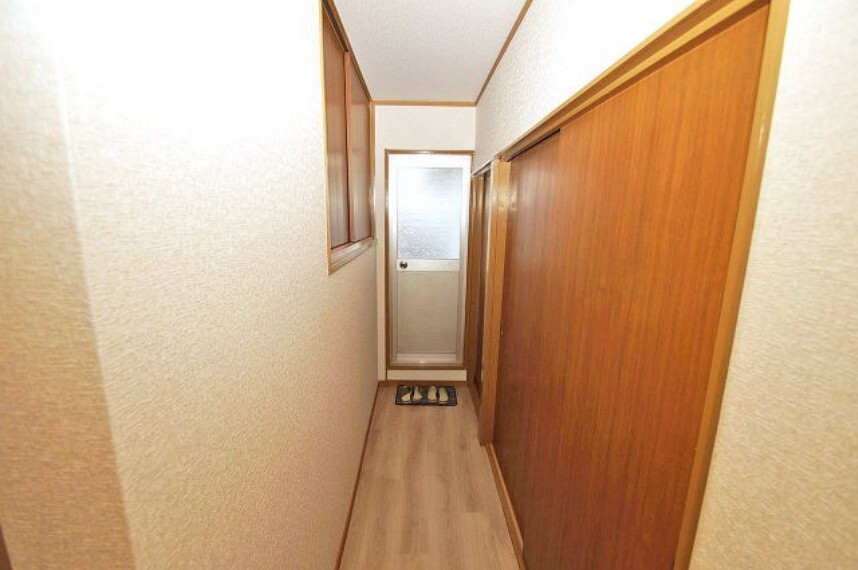 2階の廊下からもバルコニーへ出入りができます。家族に気兼ねなく、洗濯物を干すことができますよ。