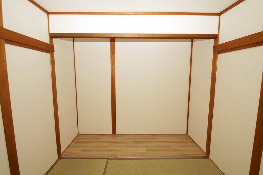 和室 1階の和室にある板の間は、床の間としてお使いになる他、収納スペースとしても有効活用できて便利です。