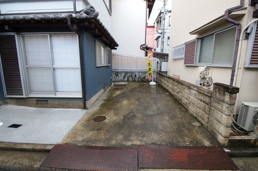 駐車場 普通車1台駐車OK。雨の日でも足元が汚れにくい、コンクリート施工されたカースペースです。