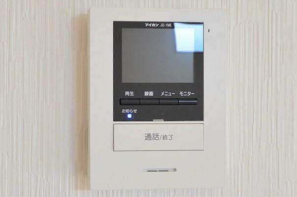 TVモニター付きインターフォン 玄関モニター同仕様例。