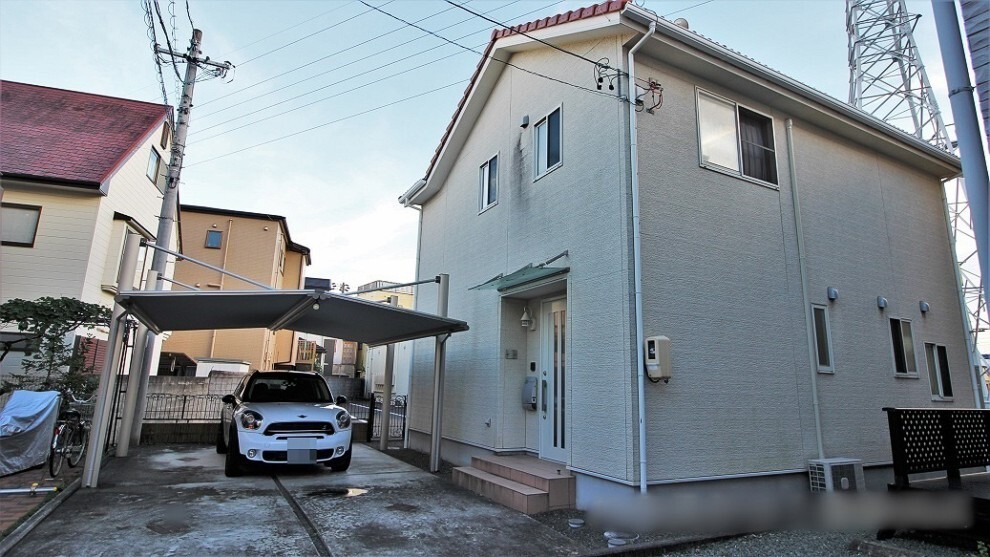 外観写真 カーポート付きの駐車場。自動車二台が駐車可能です。