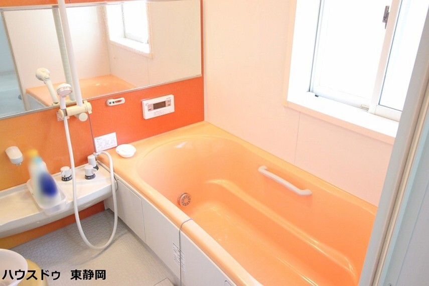 浴室 浴室乾燥機能有り!浴槽内でも使用できる鏡が設置してあります。オートバス機能付きのため、ボタン一つで入浴可能!