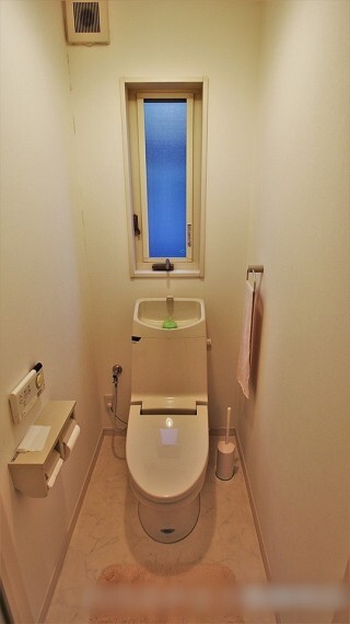 トイレ トイレは一階と二階で二か所あります。どちらも年代を問わず使いやすい洗浄機能付き便座を使用しています。