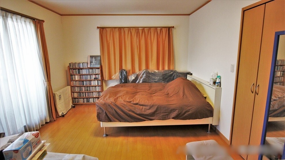 洋室 8.4帖の居室。バルコニーへ出ることができます。南西二面採光のため、明るく風通しの良いお部屋で過ごすことができますい。3.6帖のWICつき!
