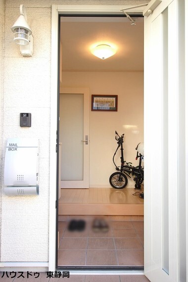 玄関 モニター付きインターホン有り!玄関ライトが可愛らしく、入口から印象はバッチリ!