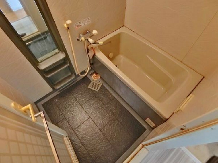 浴室 浴室には雨天時の洗濯物乾燥やカビの発生を抑える機能付きの「浴室暖房乾燥機」付