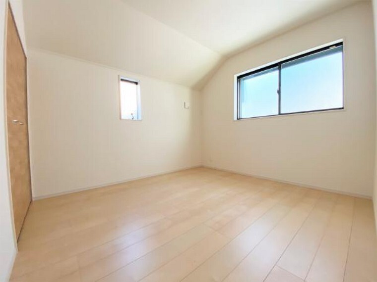 シンプルな居室で色々な家具が似合いそうですね!