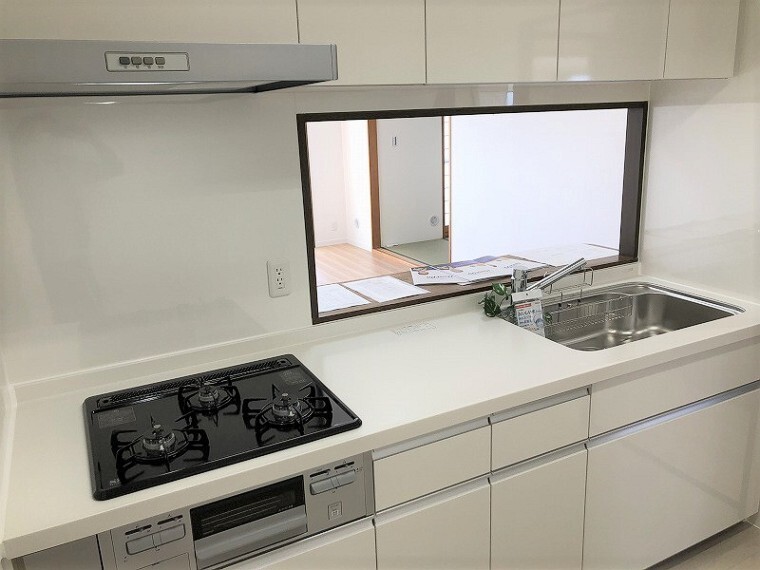 キッチン お料理をしながら家族との会話が 楽しめる人気の対面式キッチン 三口コンロ、作業スペースもシンクも広々でお料理が楽しくなります